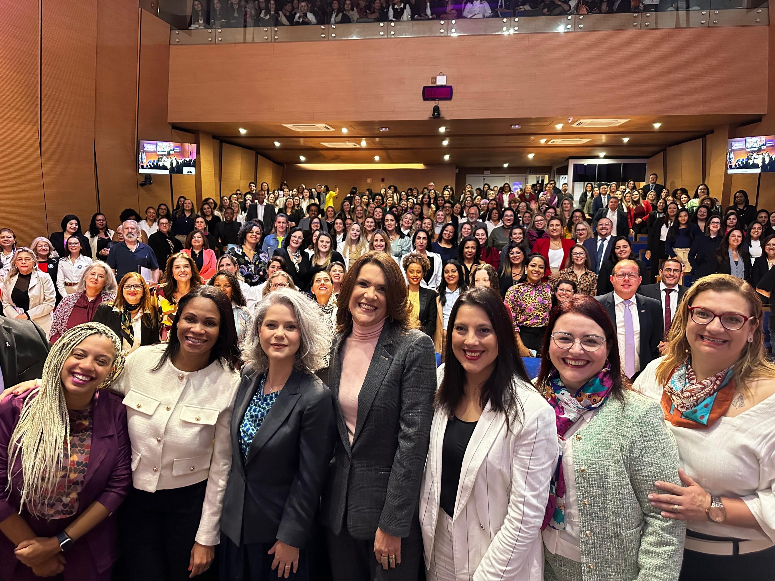 Leia mais sobre o artigo Secretária Valéria Bolsonaro participa de evento na OAB-SP em alusão ao aniversário da Lei Maria da Penha